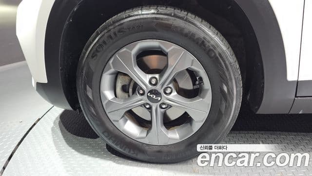 Kia Seltos 2022 — ფოტო 4/20