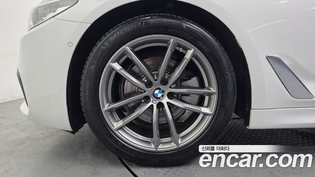 BMW 5 Series 2019 — ფოტო 5/20