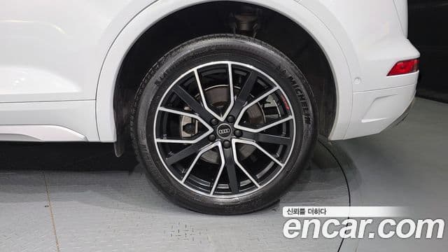 Audi Q5 2024 — ფოტო 25/36