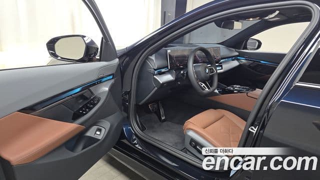 BMW 5 Series 2025 — Фото 10/20