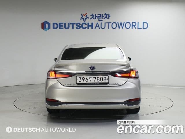 Lexus ES300h 2021 — Photo 16/20