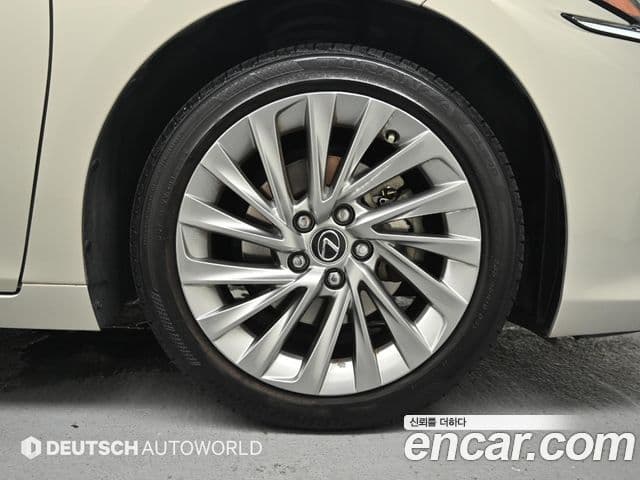 Lexus ES300h 2021 — Photo 17/20