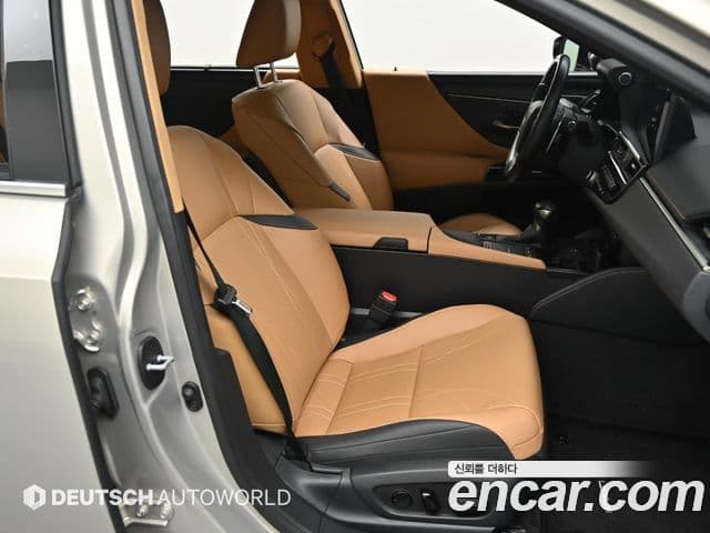 Lexus ES300h 2021 — Photo 18/20
