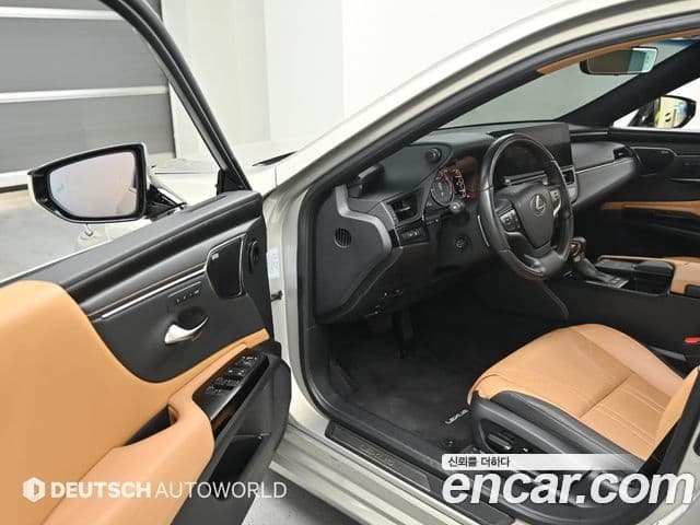 Lexus ES300h 2021 — Photo 11/20