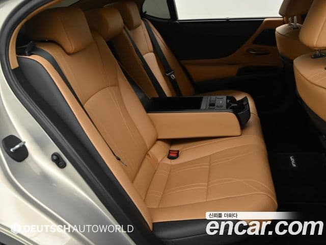 Lexus ES300h 2021 — Photo 7/20