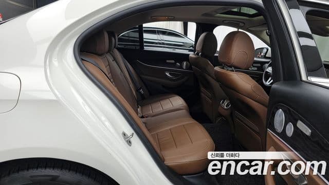 Mercedes-Benz E-Class 2019 — Фото 12/20