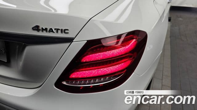 Mercedes-Benz E-Class 2019 — ფოტო 30/34