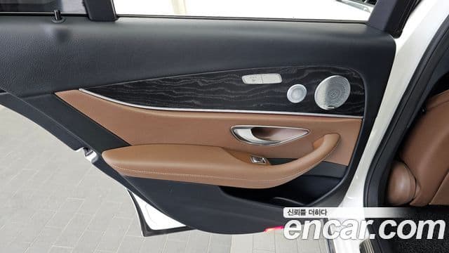 Mercedes-Benz E-Class 2019 — ფოტო 20/34