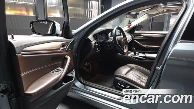 BMW 5 Series 2018 — Şəkil 10/20