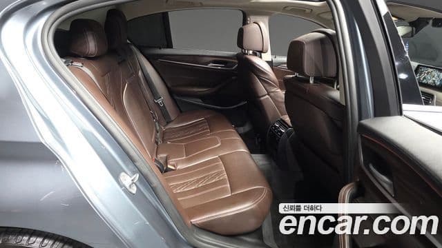 BMW 5 Series 2018 — Şəkil 12/20