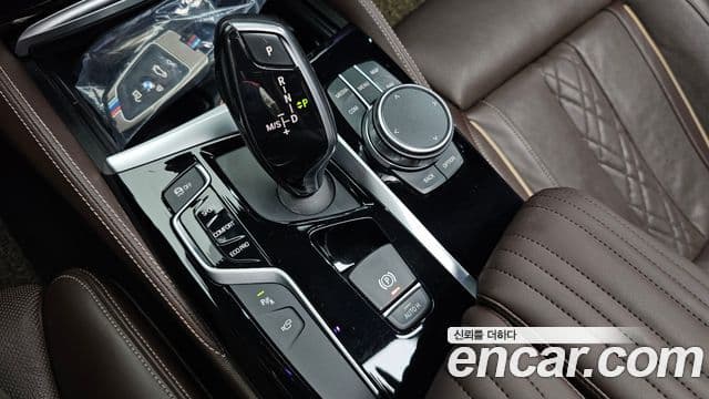 BMW 5 Series 2018 — ფოტო 18/20
