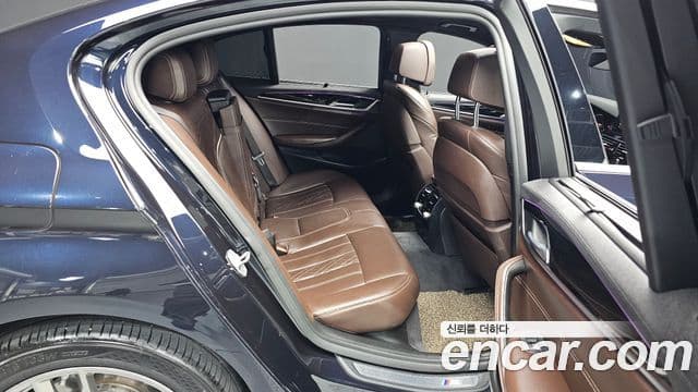 BMW 5 Series 2018 — ფოტო 8/20