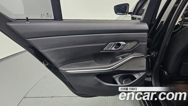 BMW 3 Series 2021 — Photo 25/32