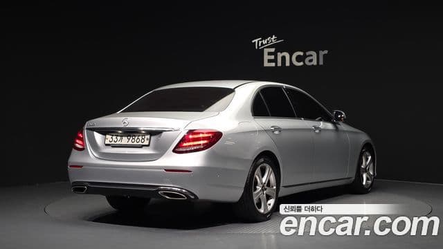 Mercedes-Benz E-Class 2018 — Şəkil 12/29