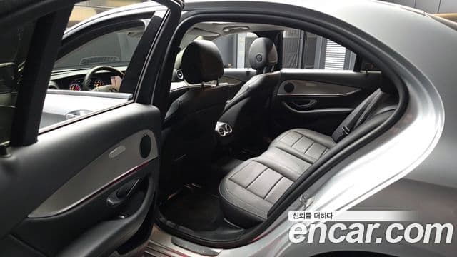 Mercedes-Benz E-Class 2018 — Şəkil 18/29