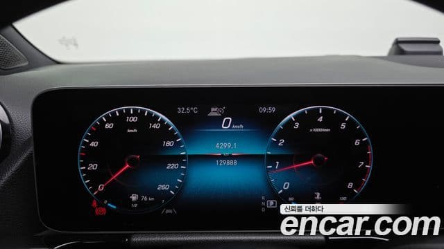 Mercedes-Benz GLA-Class 2020 — Şəkil 8/20