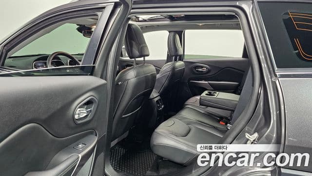Jeep Cherokee 2021 — ფოტო 11/20