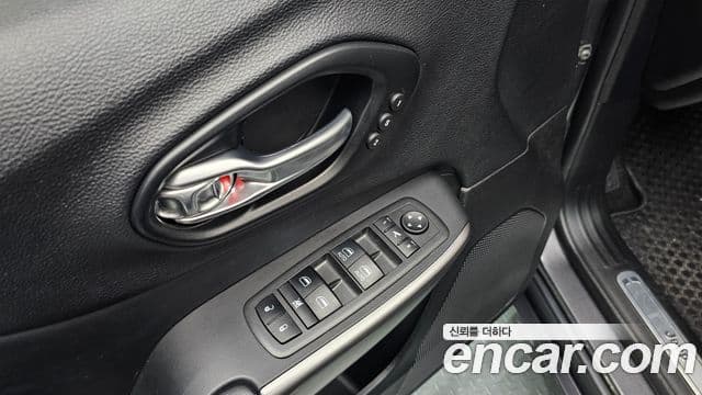 Jeep Cherokee 2021 — ფოტო 18/20