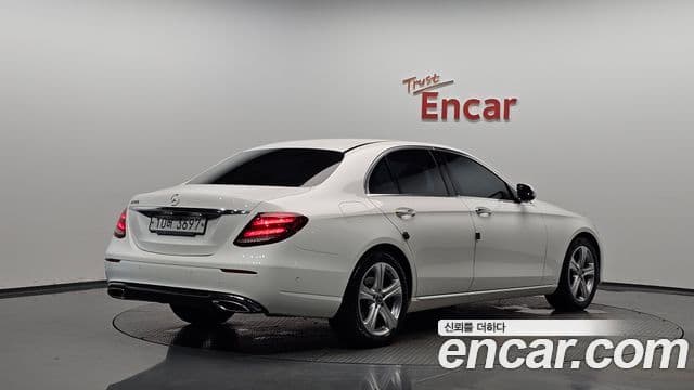 Mercedes-Benz E-Class 2018 — ფოტო 2/20