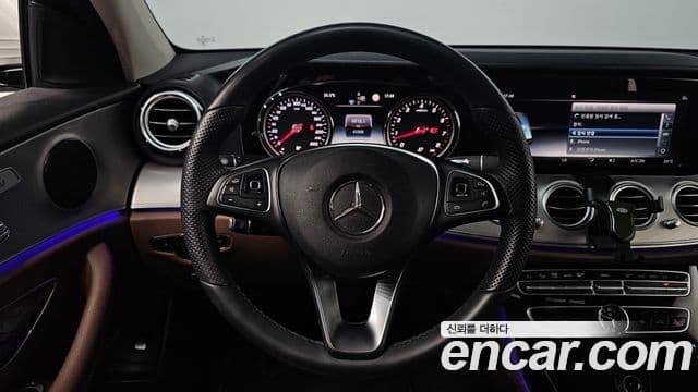Mercedes-Benz E-Class 2018 — ფოტო 13/20