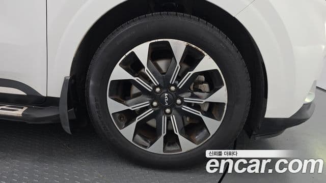 Kia Carnival 2023 — ფოტო 22/33