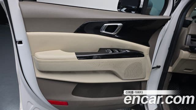 Kia Carnival 2023 — ფოტო 19/33