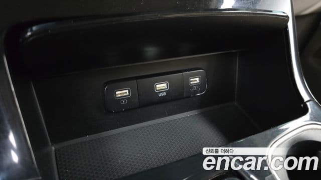 Kia Carnival 2023 — ფოტო 27/33