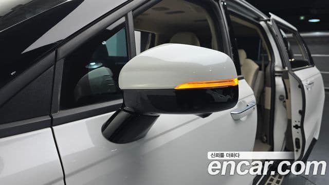 Kia Carnival 2023 — ფოტო 11/33