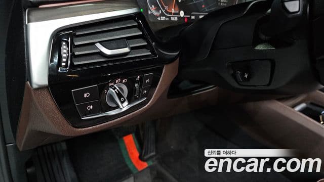 BMW 5 Series 2020 — ფოტო 18/20