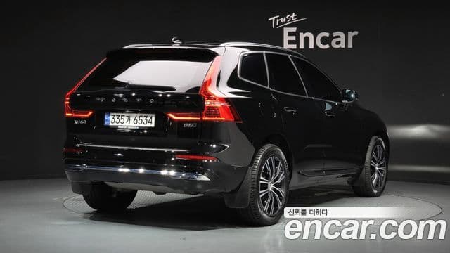 Volvo XC60 2022 — ფოტო 2/20