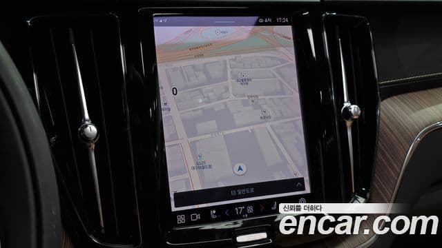 Volvo XC60 2022 — ფოტო 13/20