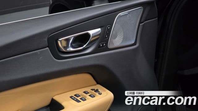 Volvo XC60 2022 — ფოტო 16/20