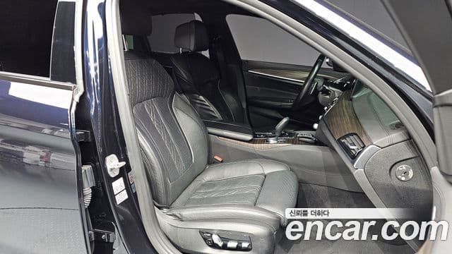 BMW 5 Series 2018 — Фото 11/20