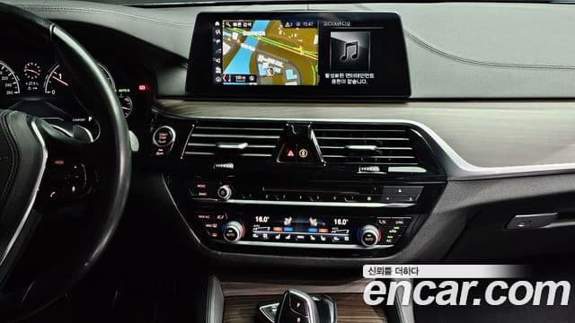 BMW 5 Series 2018 — Фото 15/20