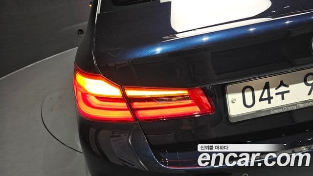 BMW 5 Series 2018 — Photo 19/31