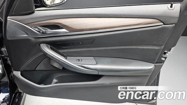 BMW 5 Series 2018 — Photo 12/31