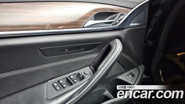 BMW 5 Series 2018 — Photo 29/31