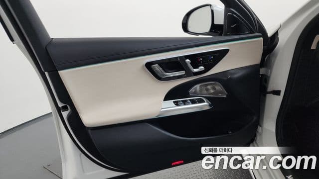 Mercedes-Benz E-Class 2025 — Photo 9/37
