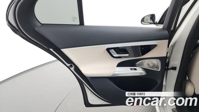 Mercedes-Benz E-Class 2025 — Photo 24/37