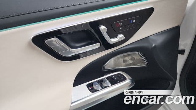 Mercedes-Benz E-Class 2025 — Photo 7/37