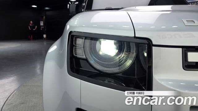 Land Rover Defender 2021 — Photo 27/32