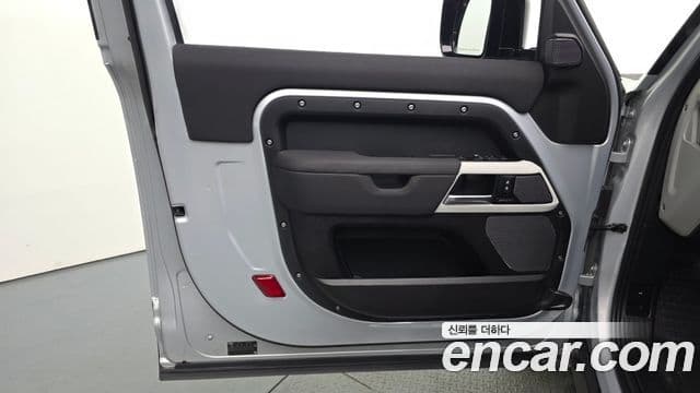 Land Rover Defender 2021 — Photo 10/32