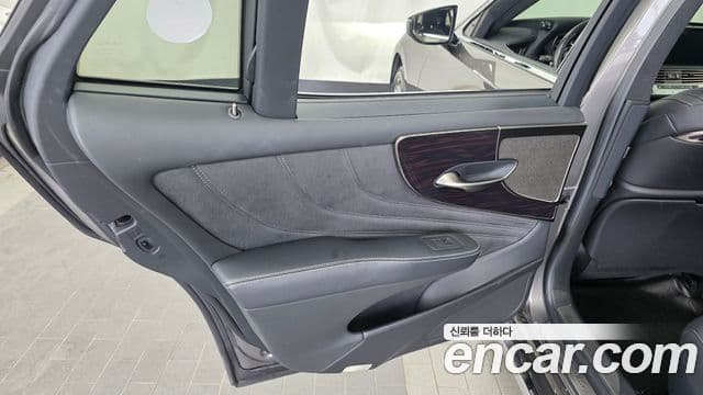 Lexus LS500 2021 — Photo 34/36