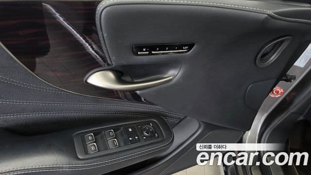 Lexus LS500 2021 — Photo 4/36
