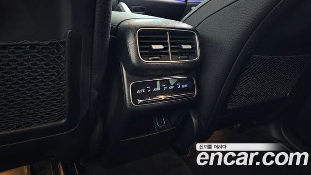Mercedes-Benz GLE-Class 2021 — Photo 27/34