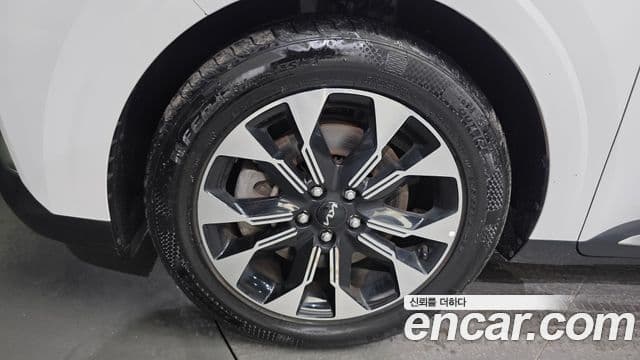 Kia Carnival 2023 — ფოტო 5/20
