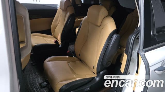 Kia Carnival 2023 — ფოტო 11/20