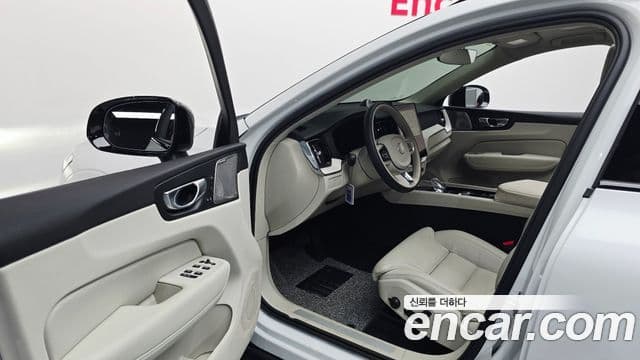 Volvo XC60 2025 — ფოტო 10/20