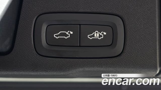 Volvo XC60 2025 — ფოტო 17/20