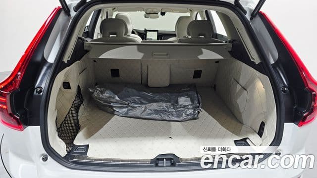 Volvo XC60 2025 — ფოტო 18/20